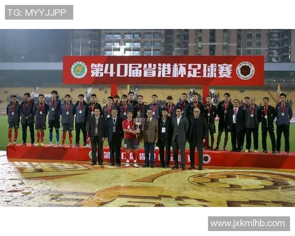 中国足球明星的身影与国家形象的完美结合展现了独特的文化魅力与体育精神